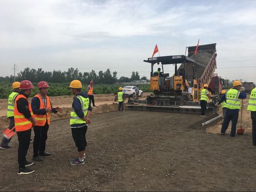 G242大荔過境段公路建設工程順利完成水穩底基層試驗段攤鋪施工