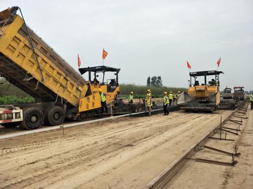 陜煤建設(shè)澄合分公司G242大荔過(guò)境公路建設(shè)工程水穩(wěn)攤鋪全面展開