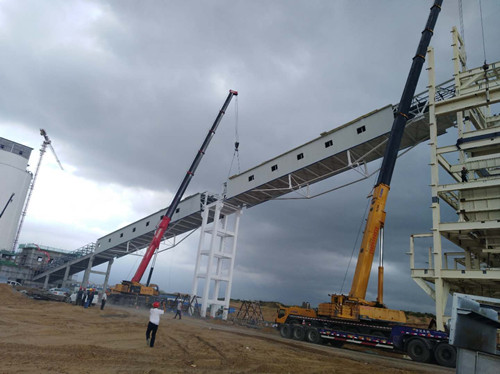 陜煤建設(shè)天工公司土建二部小保當(dāng)選煤廠4#轉(zhuǎn)載點(diǎn)至末煤汽車快速裝車點(diǎn)帶式輸送機(jī)棧橋順利完成吊裝