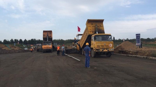 陜煤建設路橋分公司小保當項目順利完成水穩碎石頂層攤鋪工作