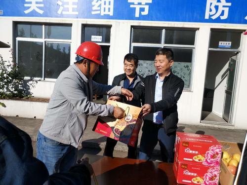 陜煤建設韓城分公司巧借雙節“兩問一督” 催開和諧幸福長久之花
