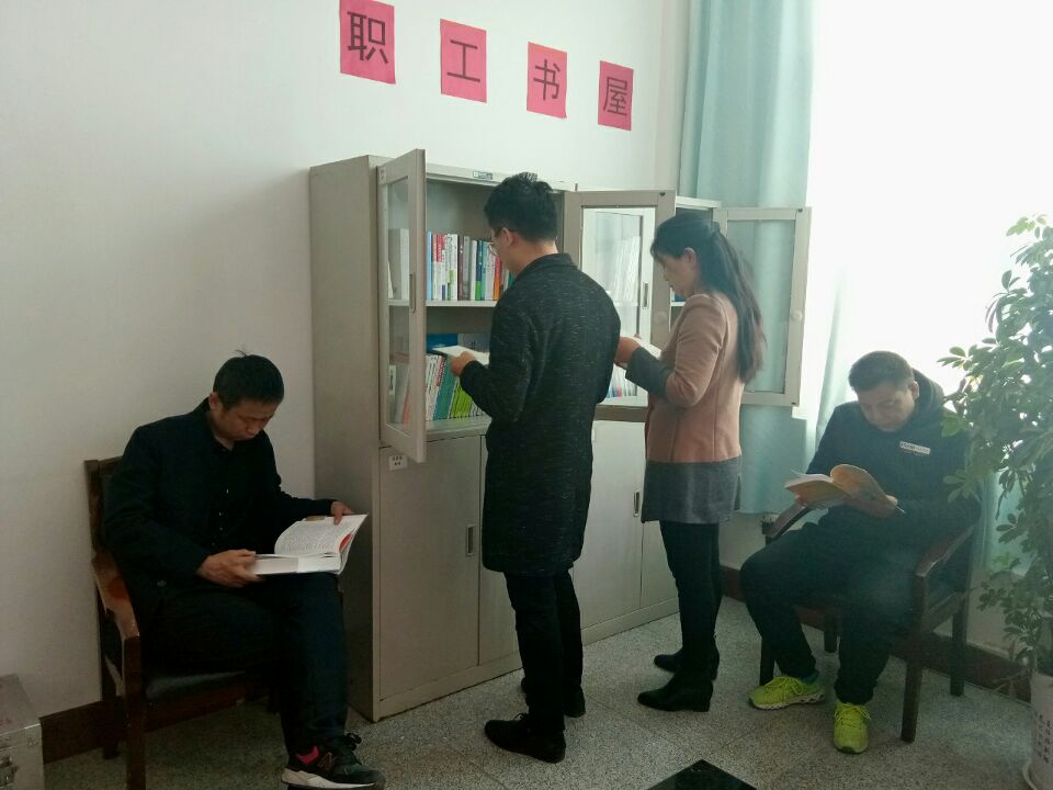 陜煤建設礦建三公司職工書屋添新書掀起讀書熱潮