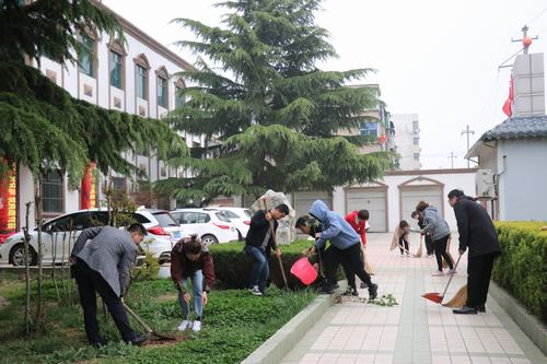 陜煤建設澄合分公司青年義務勞動讓環境更加優美