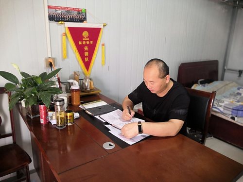 “有擔當、有作為”的鐵軍隊長