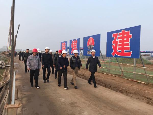 渭南市常務(wù)副市長(zhǎng)楊武民、開(kāi)沃新能源汽車(chē)集團(tuán)副董事長(zhǎng)丁星勝一行現(xiàn)場(chǎng)推進(jìn)渭南南京金龍項(xiàng)目建設(shè)