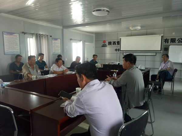 中儲糧項目指揮部技術總工牛茂盛蒞臨陜煤建設天工公司承建的中儲糧項目部指導工作