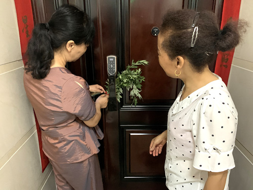 陜煤建設公司:龍灣水境小區物業開展“送艾草、迎端午”活動