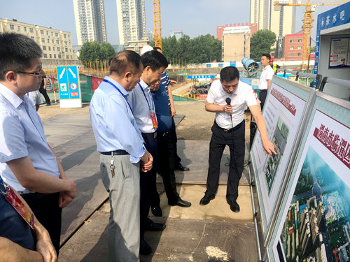 渭南市臨渭區人大主任王進文一行深入大秦置業公司梅園新村項目檢查指導工作