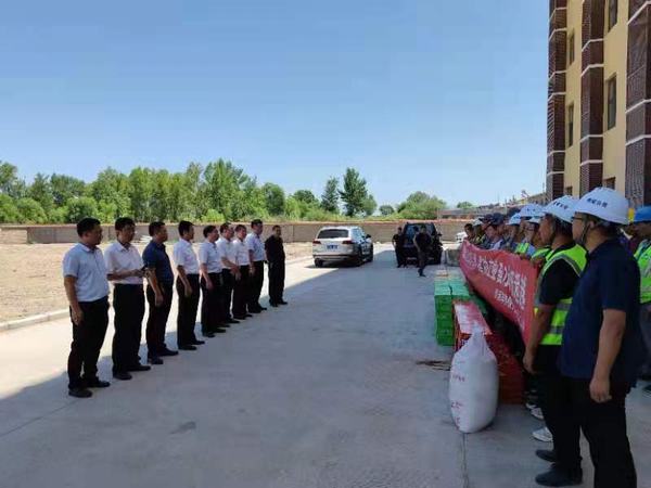 靖神鐵路公司黨委副書記、董事長(zhǎng)陳俊濤為陜煤建設(shè)銅煤公司第八項(xiàng)目部靖神鐵路孟家灣機(jī)輛中心項(xiàng)目干部職工等送清涼