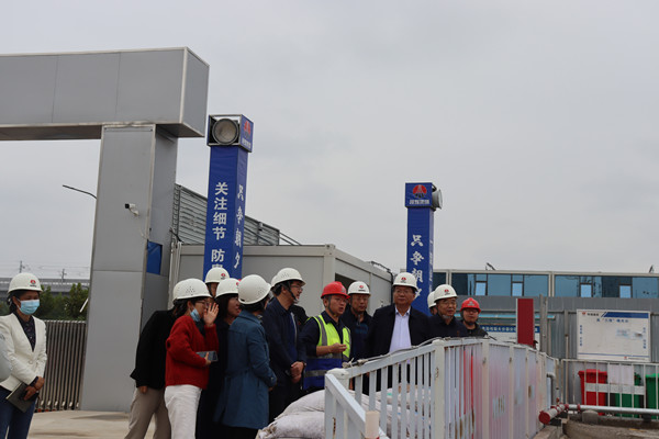 陜西省西咸新區灃西新城開發建設(集團)有限公司黨委書記、董事長楊建柱一行蒞臨灃西新城第五學校項目調研指導工作