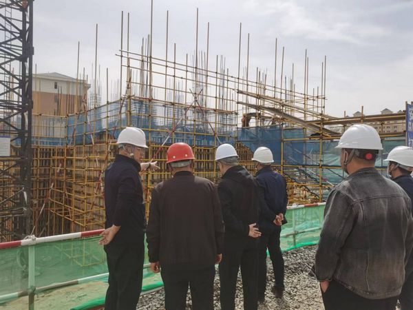 包頭市住建局安全組長李虎一行深入陜煤建設(shè)天工公司承建的中潤府項目檢查指導(dǎo)工作
