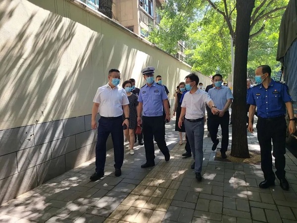 西安市委文明辦一行深入陜煤建設澄合分公司十一項目部背街小巷改造項目開展文明城市創建督導