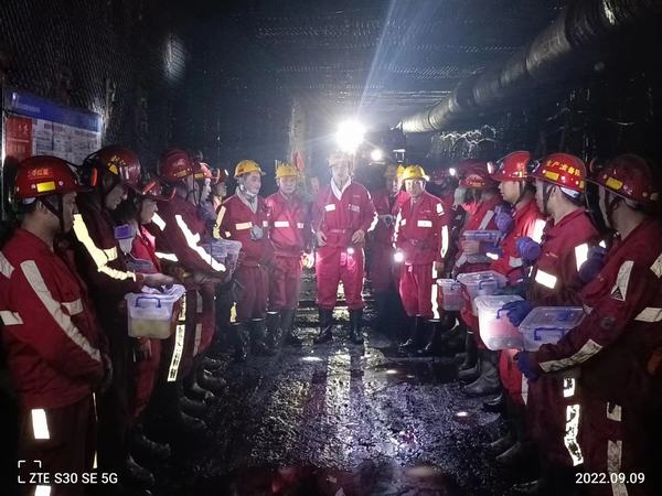 曹家灘礦業公司領導深入陜煤建設煤礦運營服務公司 曹家灘項目部開展中秋慰問活動