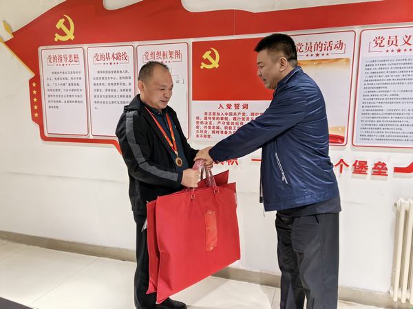 陜煤建設(shè)礦建二公司開展“走訪慰問勞模 弘揚(yáng)榜樣力量”慰問勞模活動(dòng)