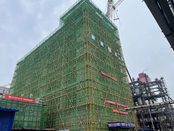 陜煤建設天工公司承建的陜化尿素工序提升裝備改造項目大顆粒尿素(00813)工程主體結構順利封頂