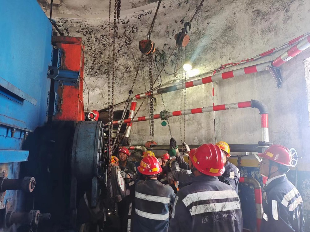 陜煤建設洗選煤第三項目部:“零點堅守” 穩步完成101帶式輸送機帶面及機頭拖帶滾筒更換工程