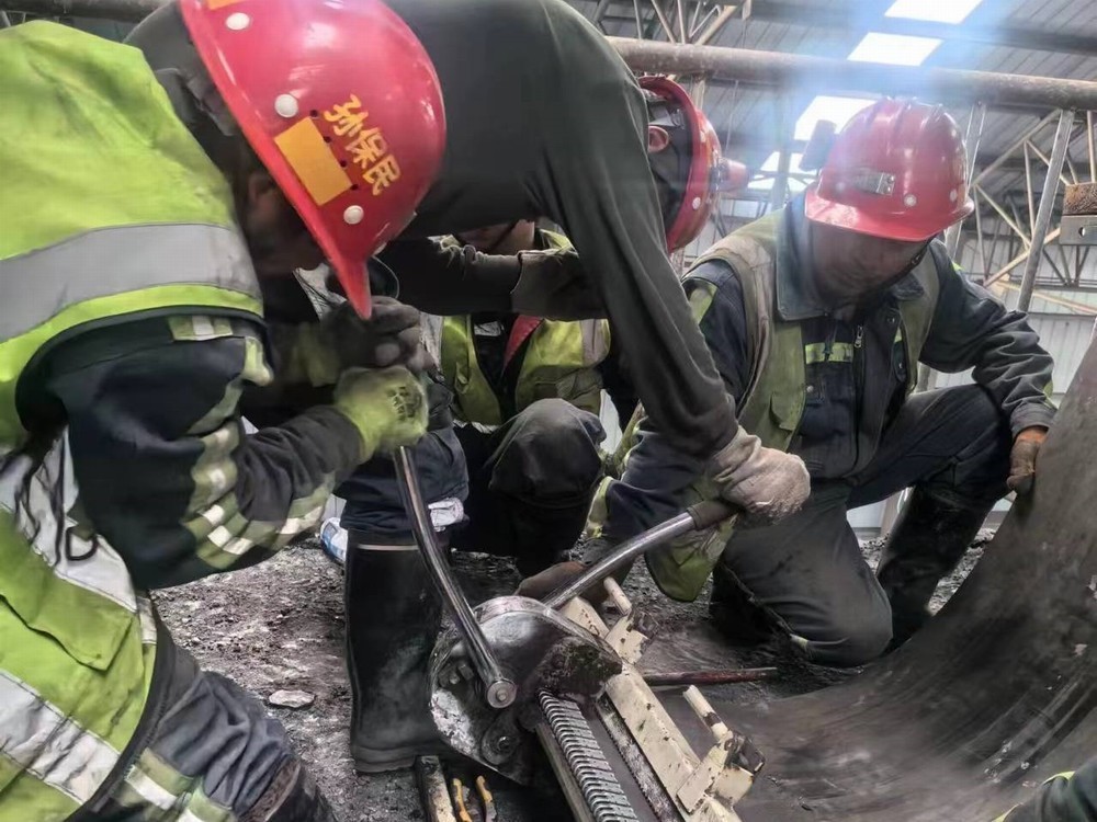 陜煤建設機電安裝公司順利完成沙梁煤礦主斜井井口矸石膠帶機縮帶工作