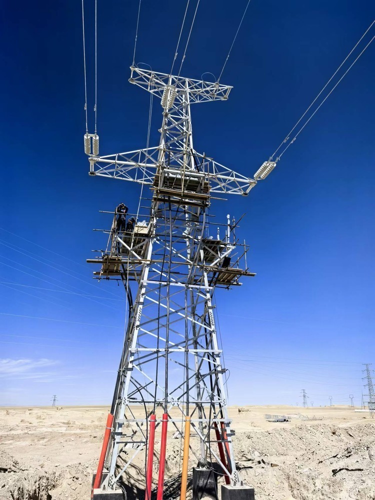 陜煤建設天工公司安裝三部“挑燈夜戰(zhàn)”順利完成青海省西臺光儲項目全線貫通施工任務