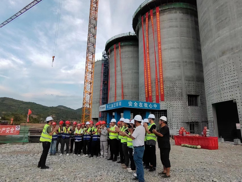 陜煤建設天工公司:重慶(萬盛)綠色建材關壩鎮(zhèn)年產(chǎn)500萬噸砂石骨料建設項目成品骨料倉滑模順利封頂