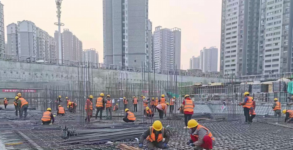 陜煤建設(shè)新龍城直屬項(xiàng)目部:國慶假日不打烊,熱火朝天忙生產(chǎn)