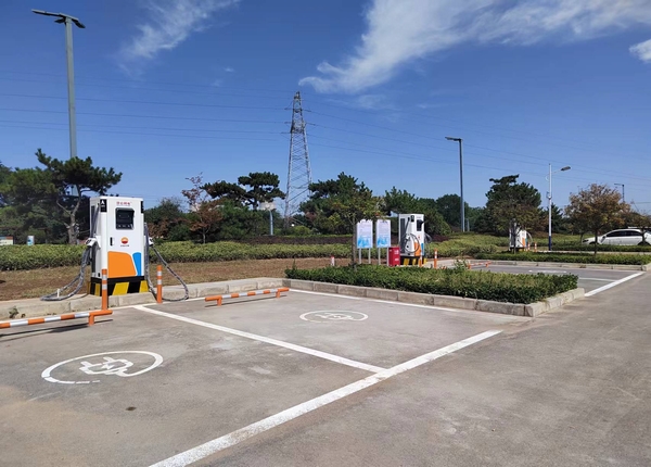 陜煤建設(shè)川耀公司:崔仙服務(wù)區(qū)充電樁安裝,為綠色出行“加油”