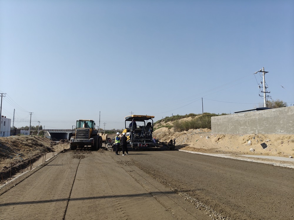 陜煤建設路橋分公司物流園區二號進場道路大干快上,吹響項目建設“沖鋒號”