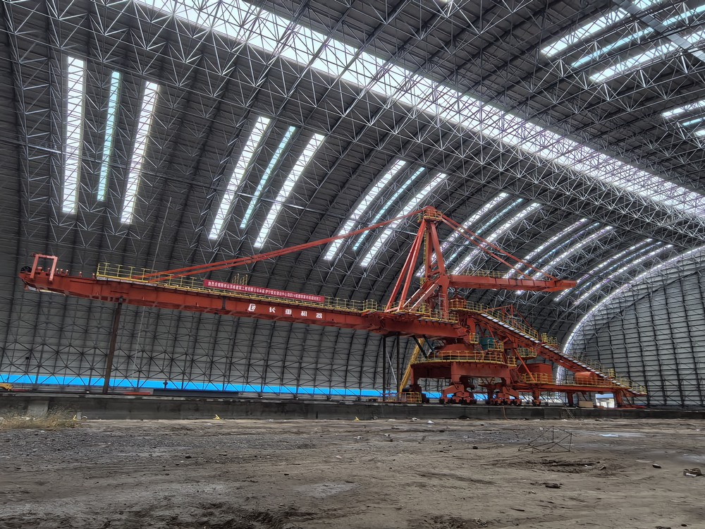 陜煤建設天工公司新疆第一項目部:DQL1000/1200.45臂式斗輪堆取料機成功送入“預定軌道”