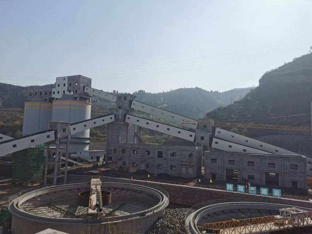 陜煤建設韓城分公司土建十一項目部:多項超規模危大工程鋼桁架一次性吊裝成功